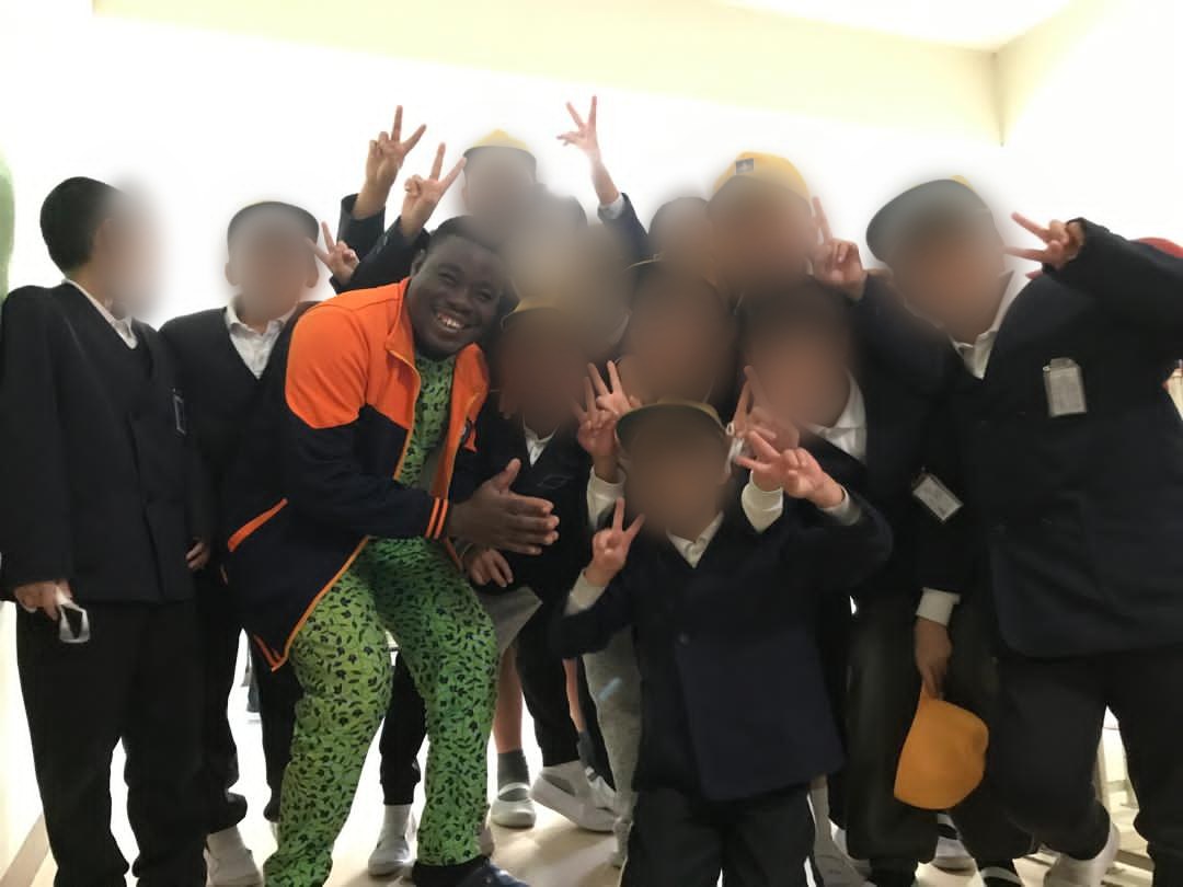 The musicians of Burkina Faso with the pupils of Kanahashi Primary School