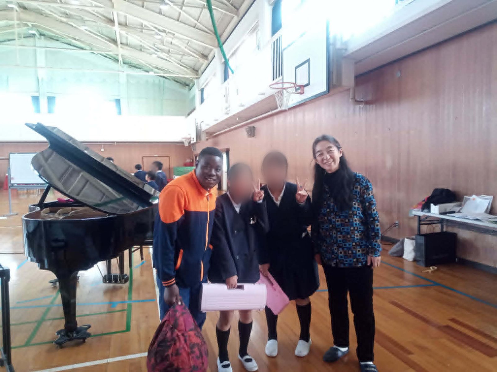 The musicians of Burkina Faso, Keiko Fujiie, and the pupils